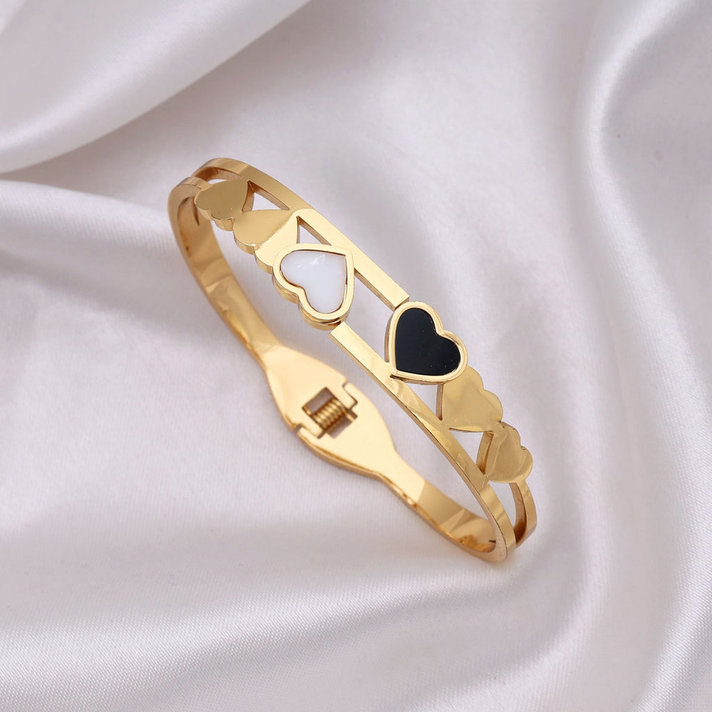 Black & White Color Anti Tarnish Bracelet Crafted For Modern Contrast Stylish Daily Fashion
