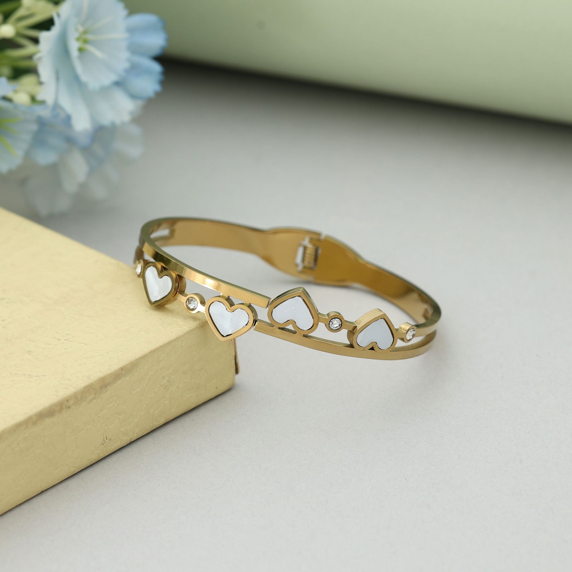 White Color Openable Anti Tarnish Bracelet With Elegant Modern Fashion Jewelry Design