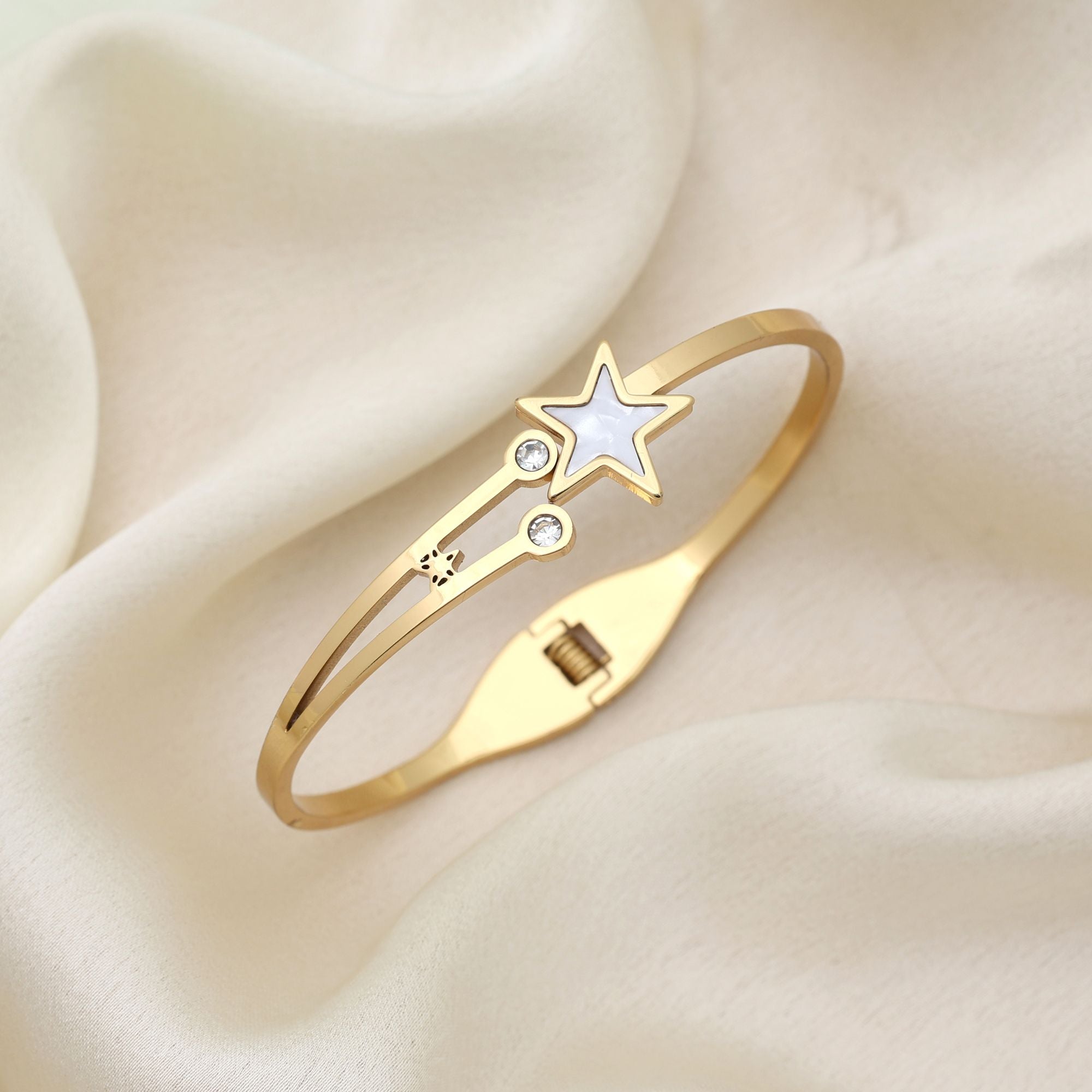 White Color Openable Anti Tarnish Bracelet With Stylish Minimal Everyday Wear Look