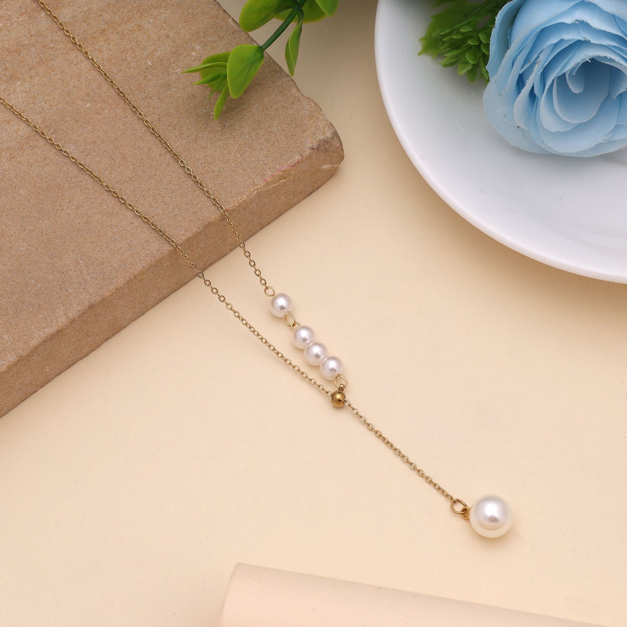 White Color Stainless Steel Anti Tarnish Necklace With Polished Look For Everyday Wear - White