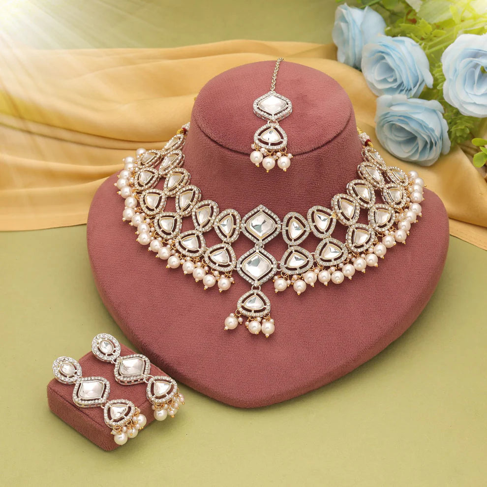 Graceful Kundan Necklace Set With Elegant Bridal Fashion Appeal